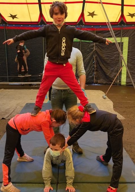 Les enfants font leur cirque à l’école