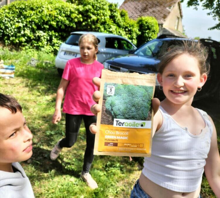 Un potager à l’école : les petites mains dans la terre !
